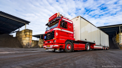 20251019-Tom-Holding-00617